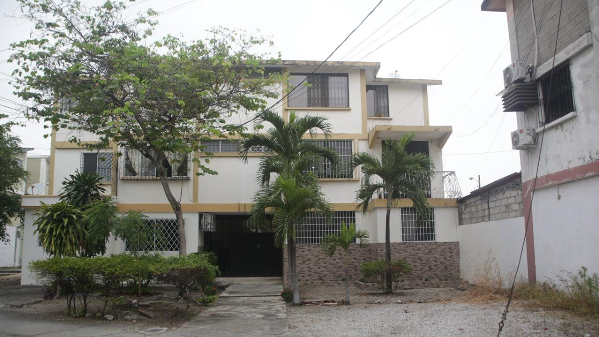 Fiscalía realiza pericia en el departamento de Sauces 9 donde ocurrió el asesinato de Martha Solís.