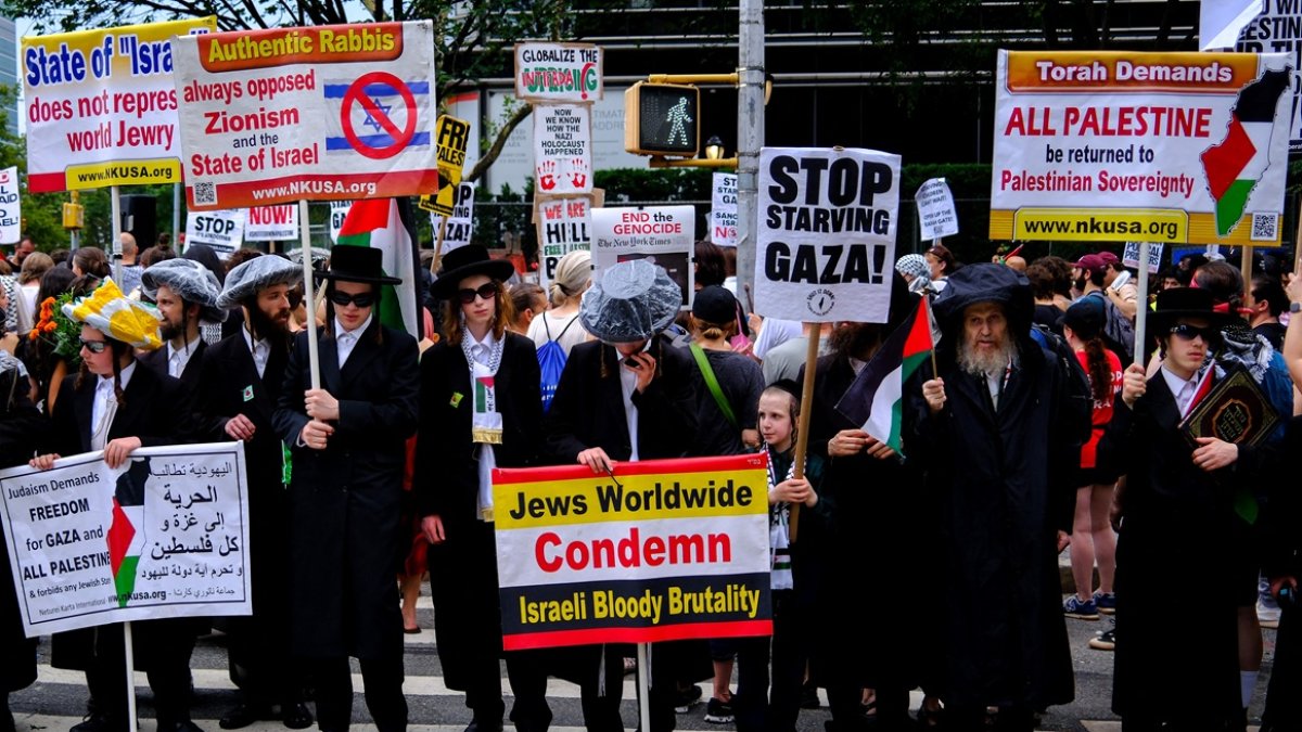 Judíos ultraortodoxos de la organización antisionista Neturei Karta participan en una protesta llamada 