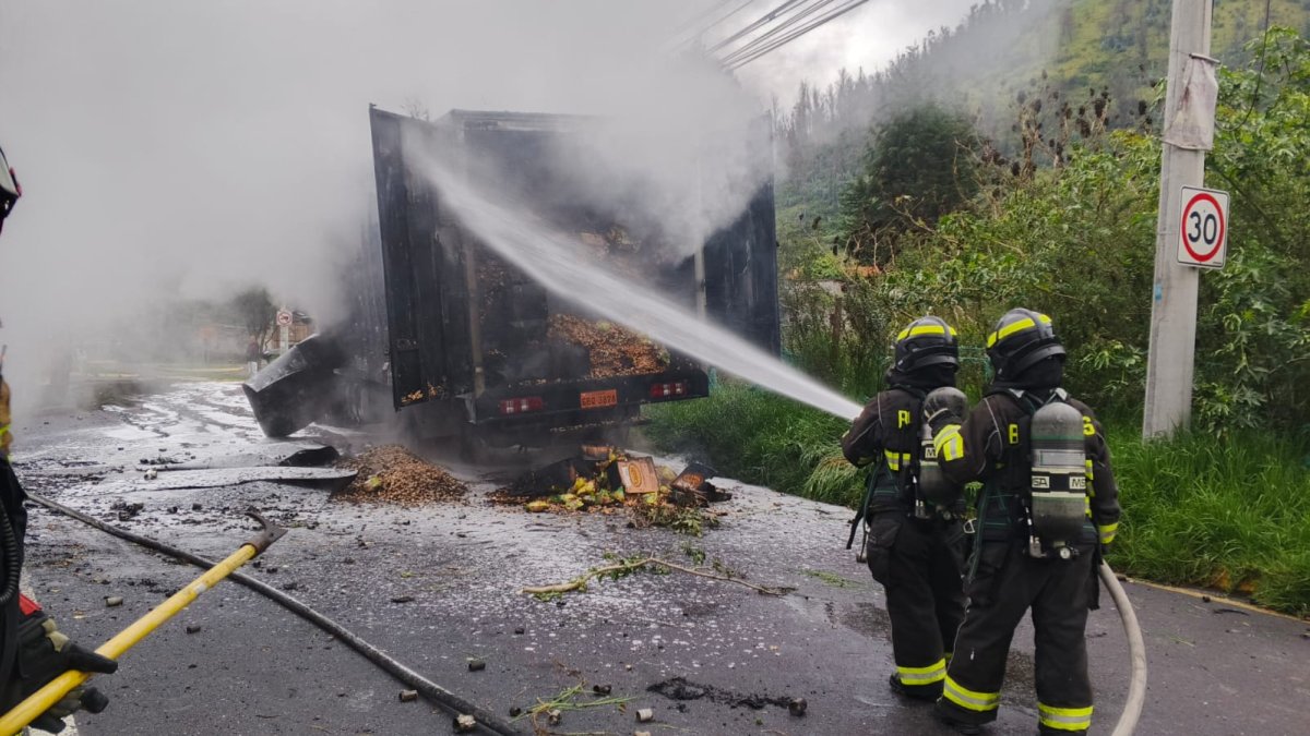 El fuego afectó la carga del camión que transportaba diferentes materiales.
