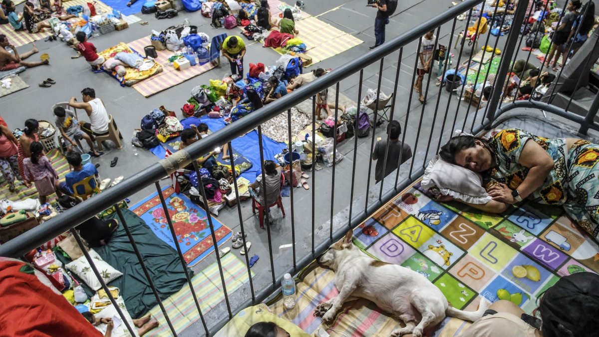 Familias afectadas por el tifón Kalmaegi se alojan en un complejo deportivo utilizado como centro de evacuación en la provincia de Cebú, Filipinas, 6 de noviembre de 2025.