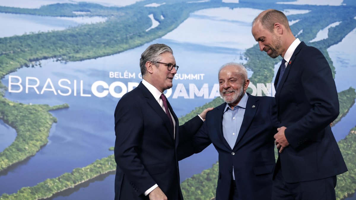 El presidente de Brasil, Lula da Silva (c), saluda al primer ministro de Reino Unido, Keir Starmer (i) y al príncipe de Gales, Guillermo durante la conferencia en Belém (Brasil).