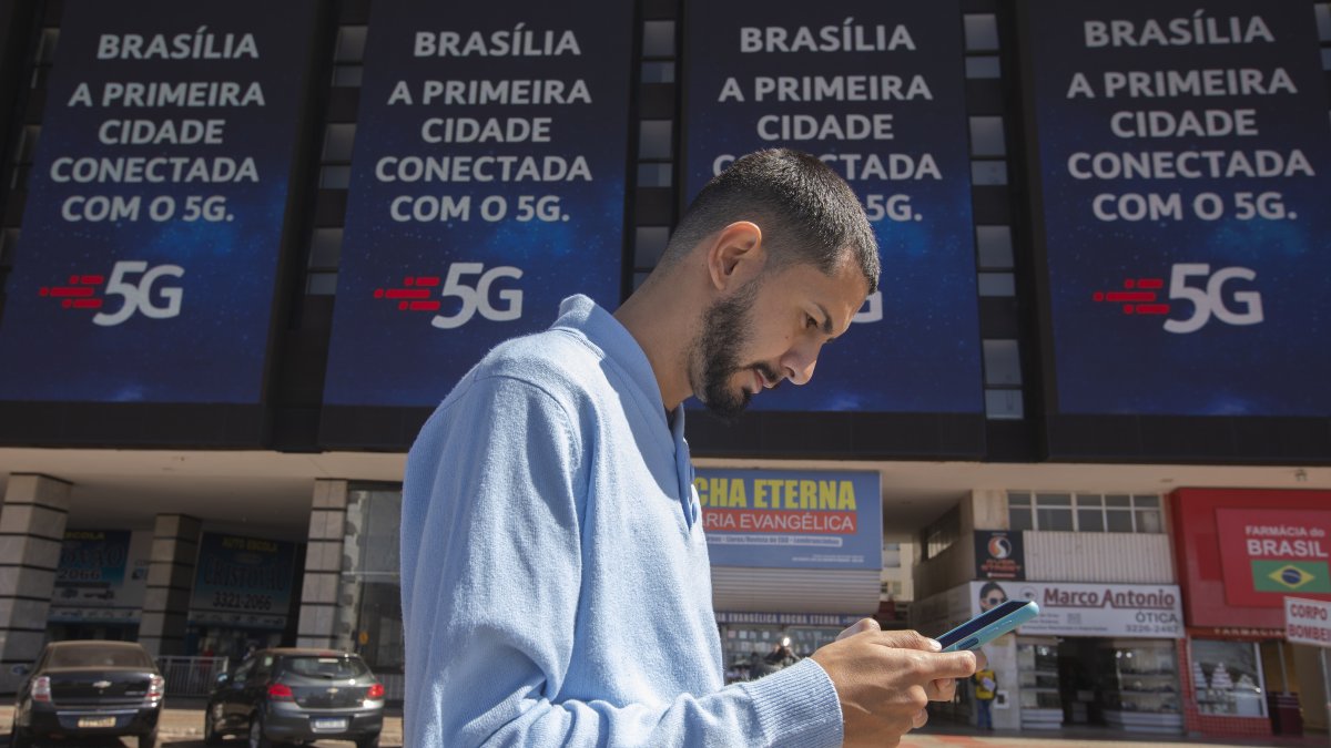 Un hombre utiliza su teléfono cuando se inauguró allí el 5G en Brasil.