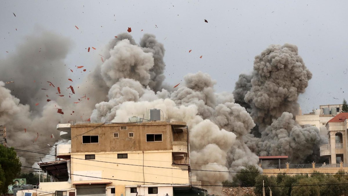 Humo se eleva tras un ataque aéreo israelí en la ciudad de Tayr Debba, en el sur del Líbano, el 6 de noviembre de 2025. (Líbano,Hezbolá)