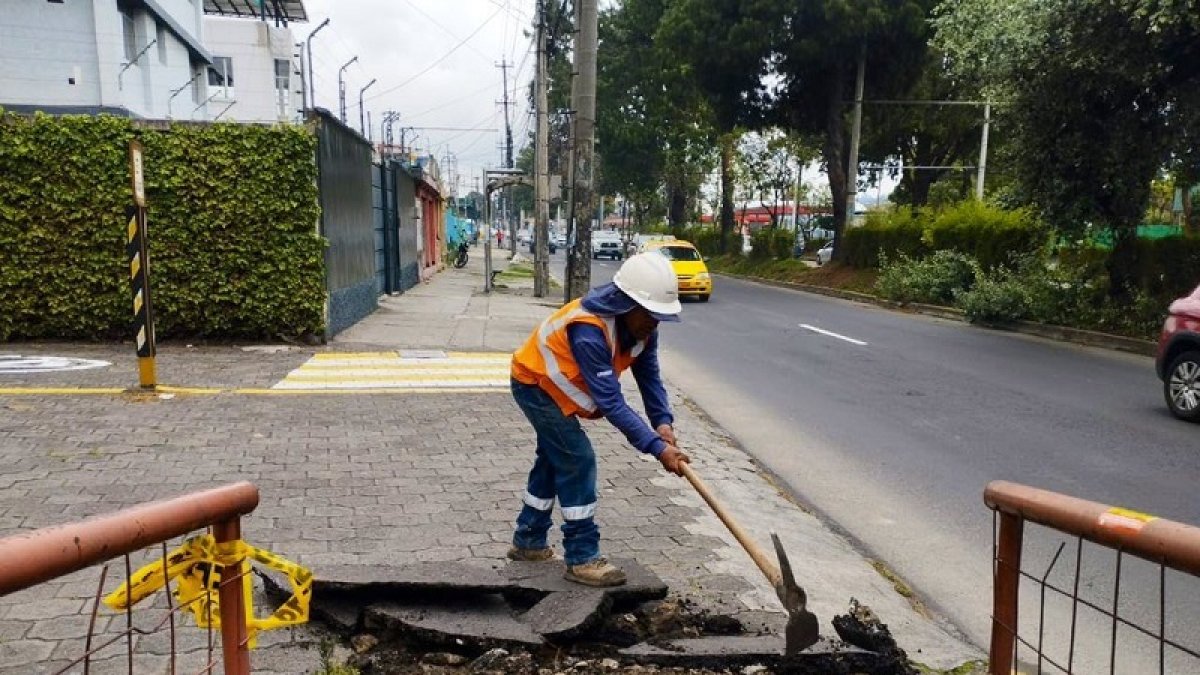 Operarios y maquinaria pesada iniciaron el desmontaje del puente peatonal deteriorado en la avenida 10 de Agosto, frente a la ex estación Norte del Trolebús.