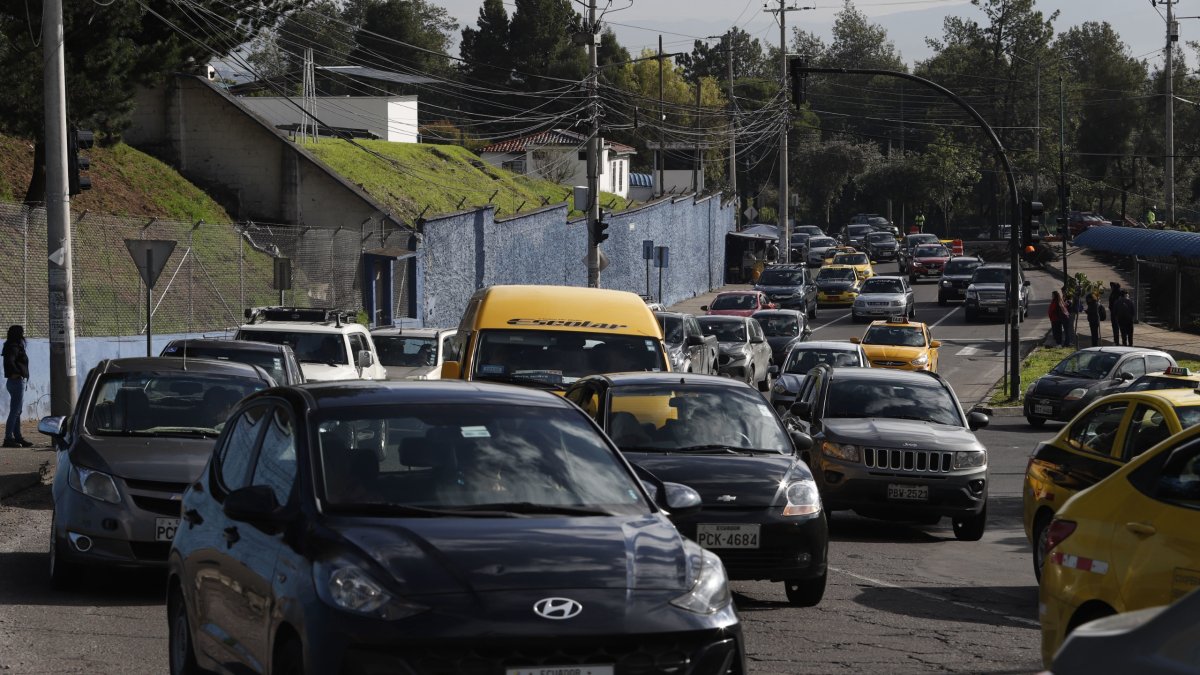 En la av. Occidental, en el sector de la Mariana de Jesús, hay carriles parcialmente habilitados para los autos.