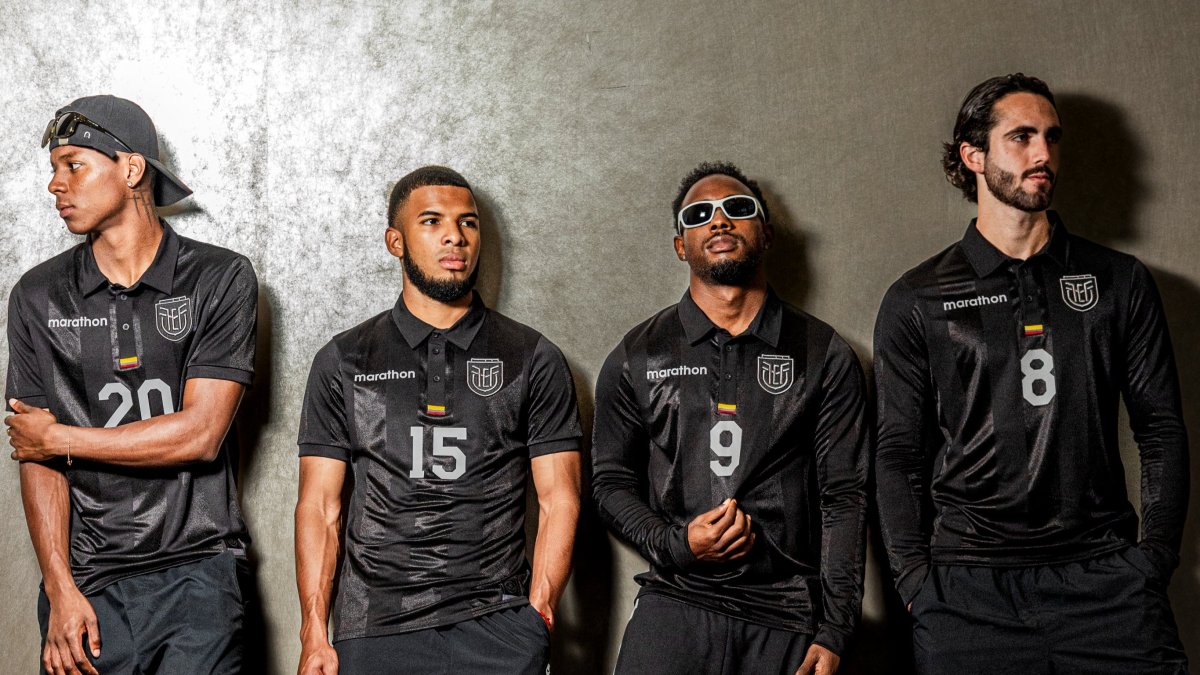 Nilson Angulo, Pedro Vite, John Yeboah y Leonardo Campana posan con la nueva camiseta de la selección ecuatoriana.