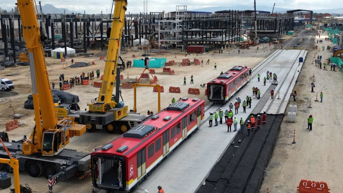 Vista aérea que muestra el primer envío de vagones del metro de Bogotá durante su presentación a los medios de comunicación en Bogotá el 11 de septiembre de 2025.