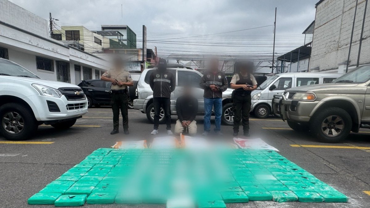 Los 158 paquetes tipo ladrillo con una sustancia blanquecina estaban dentro del vehículo.