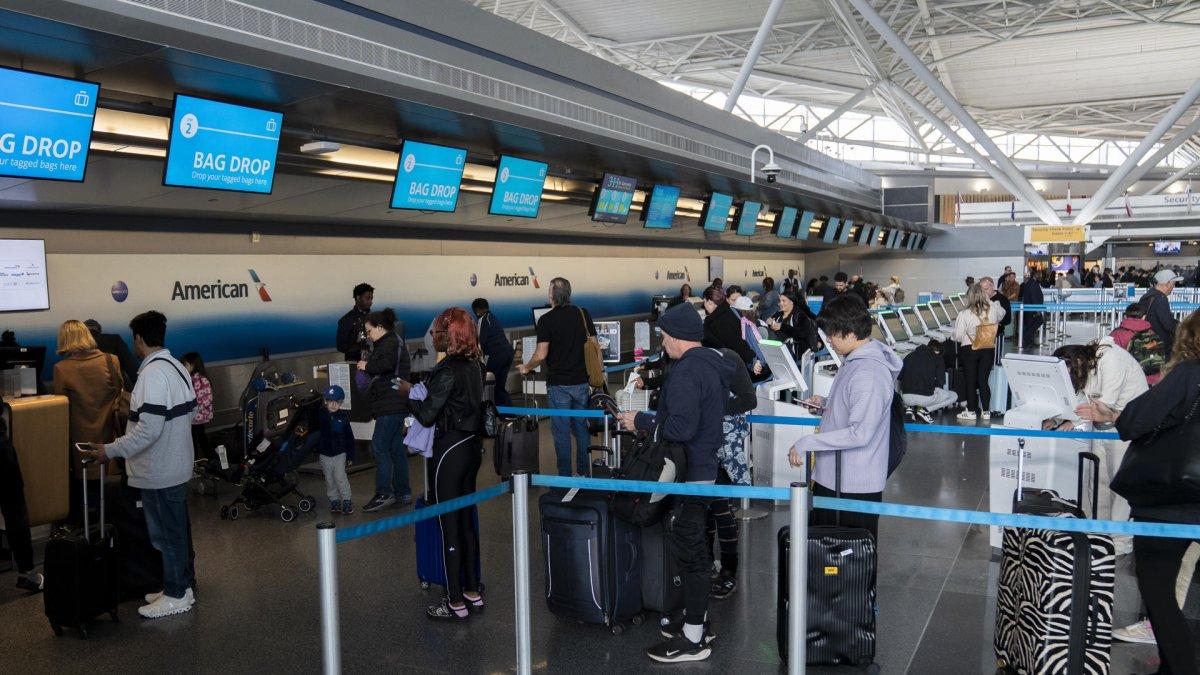 Personas hacen fila para registrarse en el aeropuerto John F. Kennedy este viernes, en Nueva York (EE.UU.).