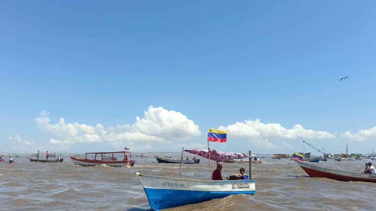 Fotografía tomada el 20 de septiembre de 2025, de un grupo botes al navegar en Cumaná (Venezuela).