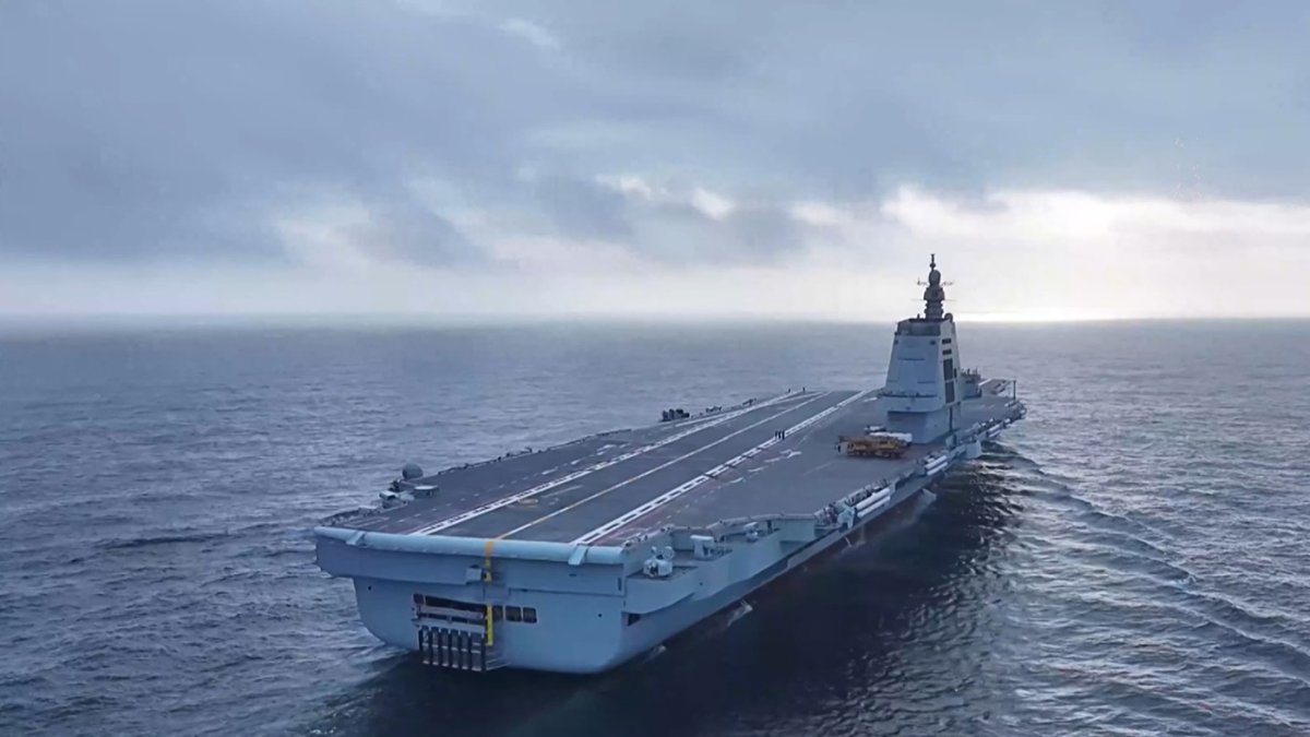 Captura de pantalla de un vídeo del Ministerio de Defensa de China, muestra al tercer portaaviones chino, el Fujian, realizando pruebas de mar en una ubicación desconocida.