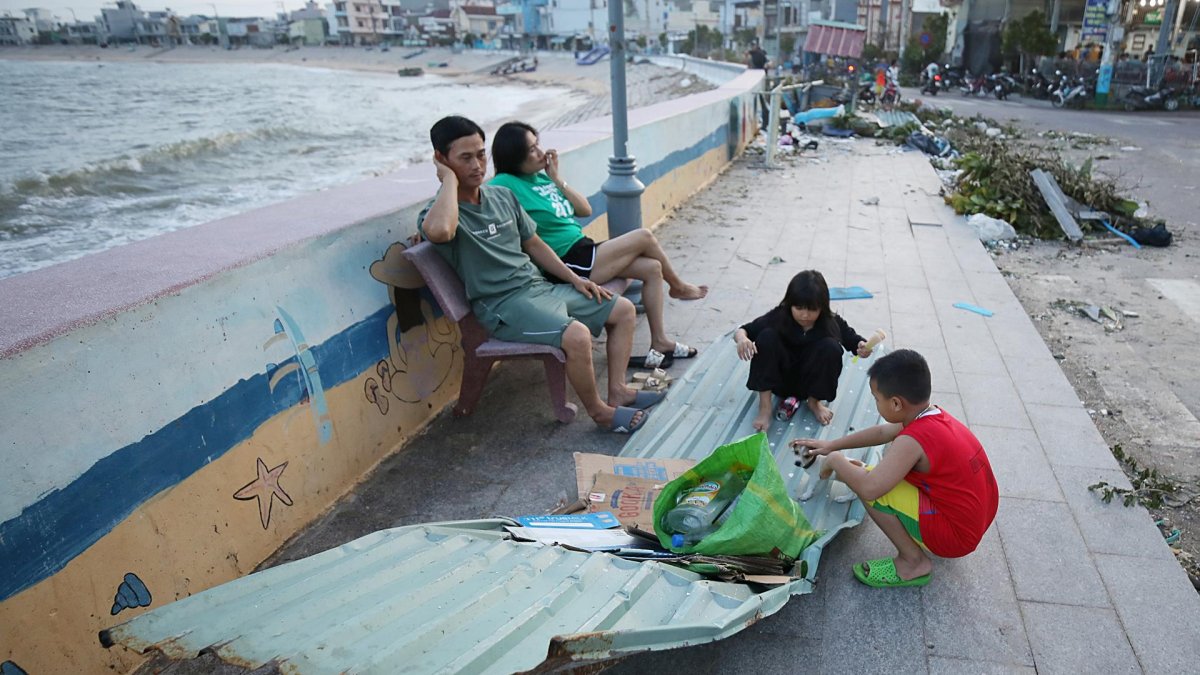 Daños causados por el tifón Kalmaegi tras impactar el jueves contra la región central de Vietnam.