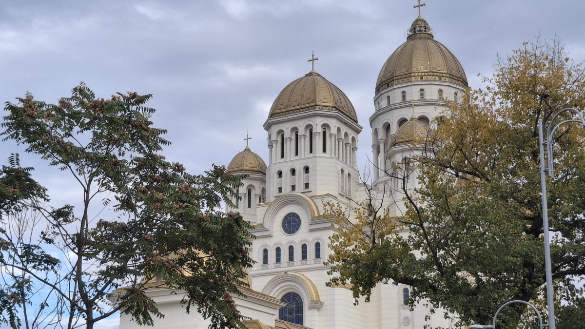 El mayor templo ortodoxo del mundo, la catedral de la Salvación del Pueblo, abrió sus puertas en el centro de Bucarest, tras 15 años de obras.