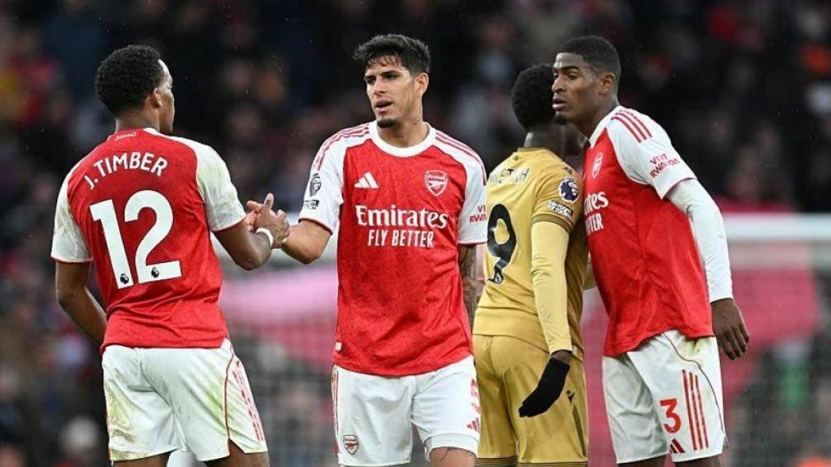 Piero Hincapié (c) ya cuenta con muchos más minutos jugados en el Arsenal, tanto en Premier League como en Champions.