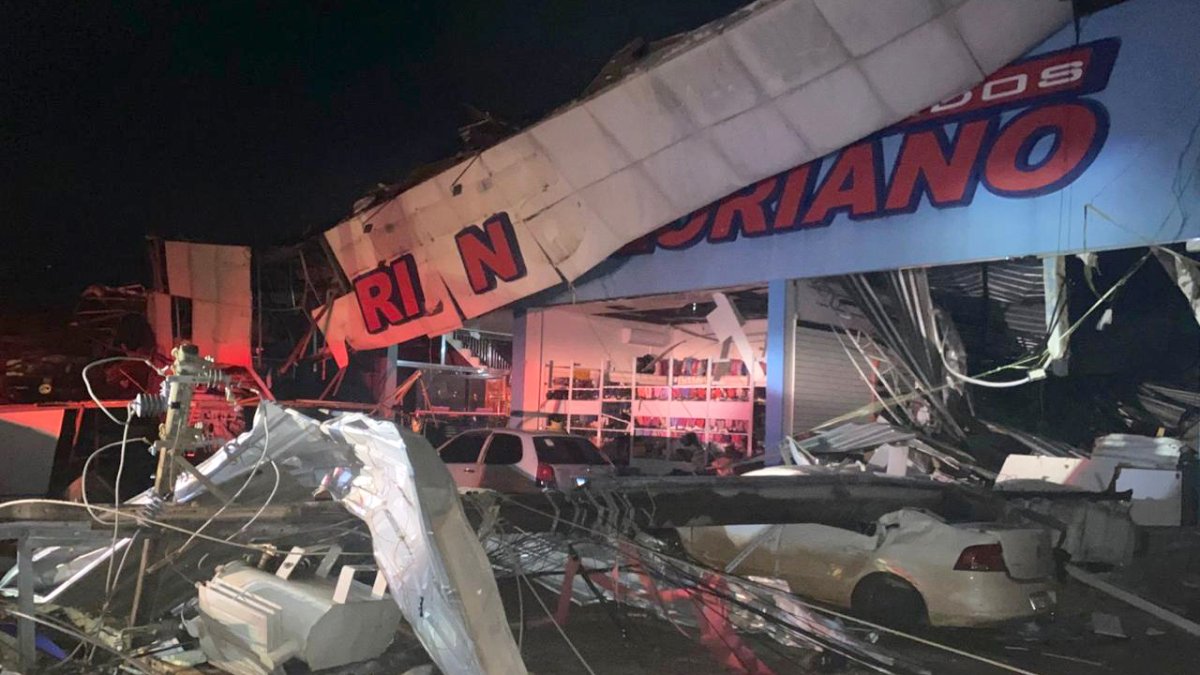 Fotografía de la destrucción causada por un tornado este sábado en la ciudad de Rio Bonito do Iguaçu, estado de Paraná (Brasil).