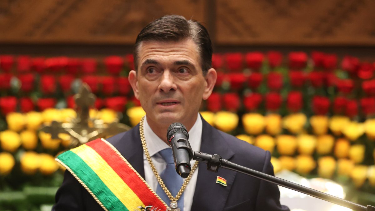 El presidente constitucional de Bolivia, Rodrigo Paz Pereira, pronuncia un discurso este sábado 8 de noviembre. 