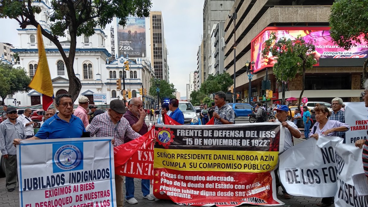 Un plantón que los jubilados realizaron en mayo de 2025, en el centro de Guayaquil.