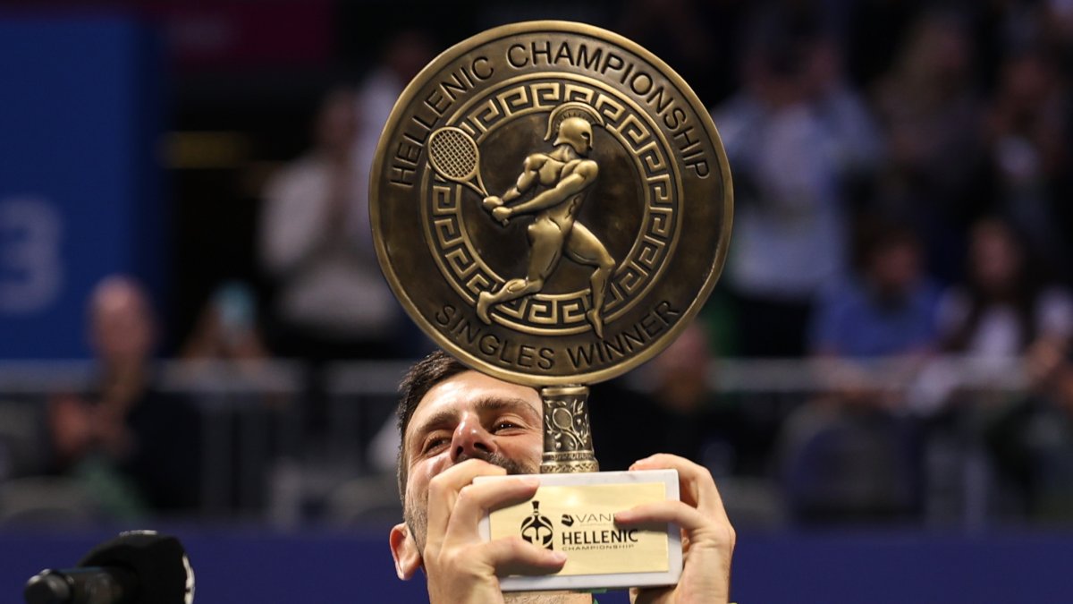 Nole levantando el trofeo del ATP 250 de Atenas, este sábado 8 de noviembre.