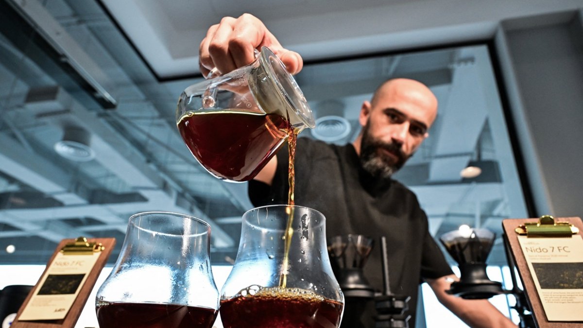 El barista Serkan Sagsoz, cofundador de Julith Coffee, prepara un café Nido 7FC Panamá que cuesta 3600 AED (unos 980 dólares estadounidenses) en su cafetería de Dubái el 30 de octubre de 2025.