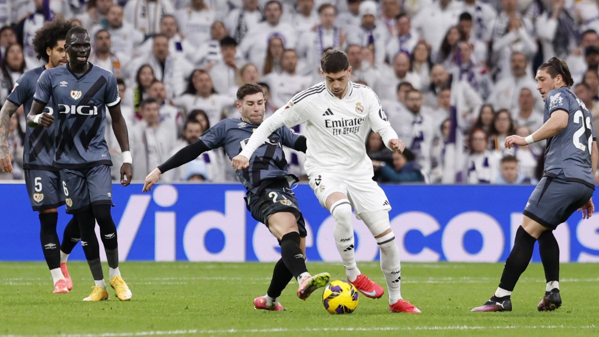 El uruguayo Federico Valverde en dominio del balón en Real Madrid vs. Rayo Vallecano.