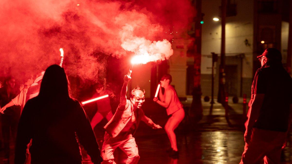El Coro Mixto Ciudad de Quito, el ensamble del Coro Juvenil, la Escuela Lírica, la Banda Sinfónica Metropolitana, un ensamble de cuerdas y un cuerpo de baile son parte del montaje.