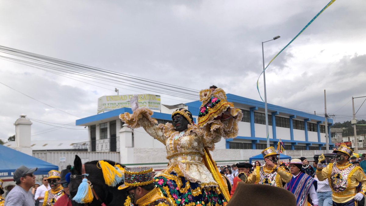 El personaje principal de la fiesta es la Mama Negra, es una de las figuras mas esperadas por los asistentes al desfile.
