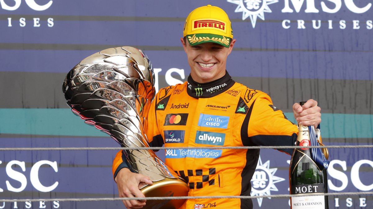 El británico Norris de McLaren celebra al ganar el Gran Premio de Formula Uno de Sao Paulo.