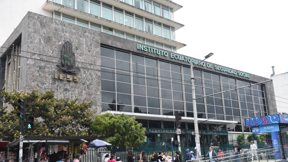 Una denuncia sobre un posible conflicto de intereses ha puesto en el ojo del huracán a presidente del Consejo Directivo del IESS.