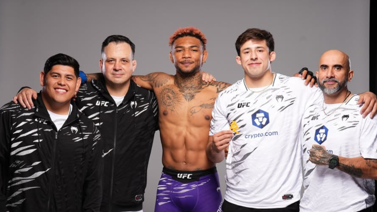 Michael Morales (c) y a su derecha su entrenador Raul Arvizu, junto al resto del equipo que está detrás de su preparación.