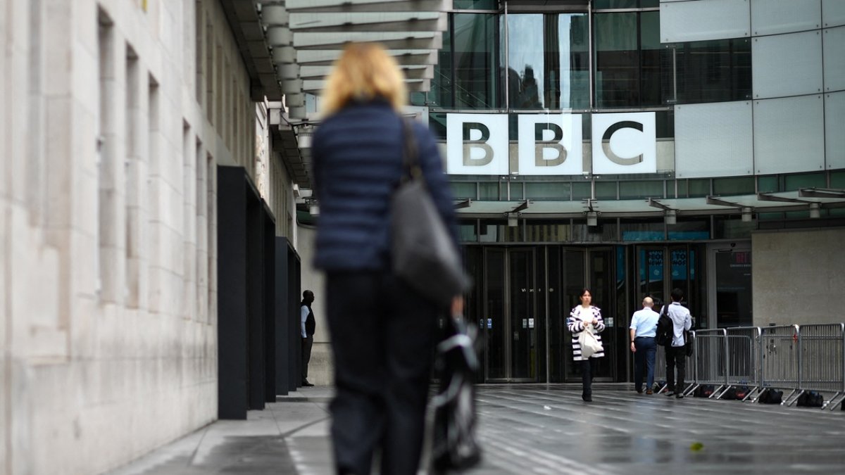 Personas caminan frente a la sede de la BBC en Portland Place, Londres, el 2 de julio de 2020. Tim Davie anunció que el 9 de noviembre de 2025 dejará su cargo como director general de la BBC.