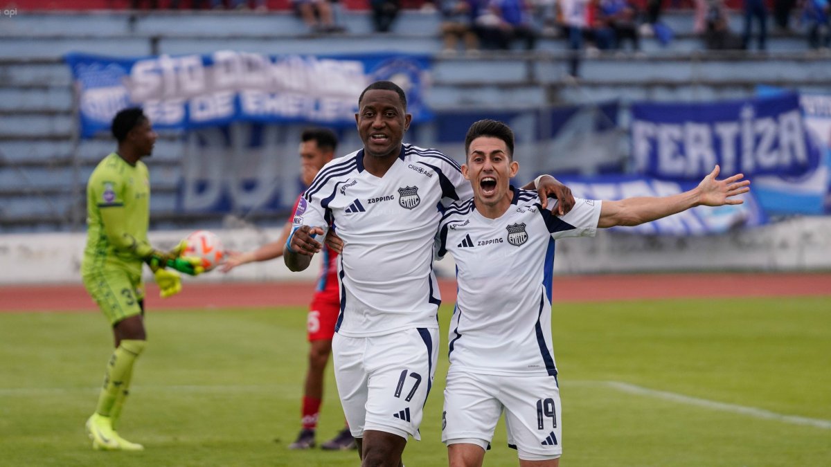 El gol de penalti convertido por Jaime 'la Yoya' Ayoví (i) no le alcanzó a Emelec en La Cocha.