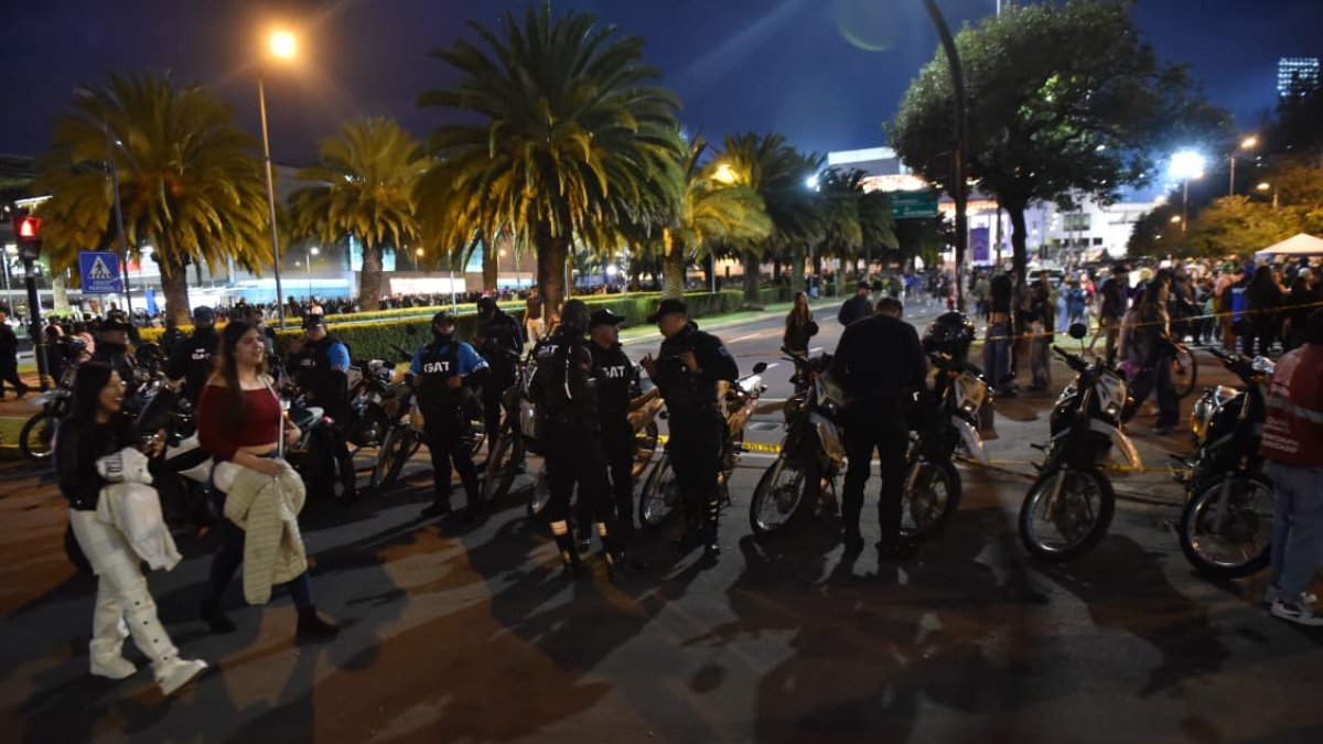 Los funcionarios se desplegaron en todo el perímetro del Estadio Olímpico Atahualpa.