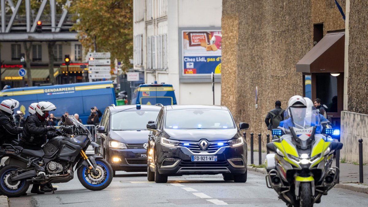 Un convoy policial escolta el coche en el que el expresidente francés Nicolas Sarkozy sale de la prisión en París, Francia, el 10 de noviembre de 2025.