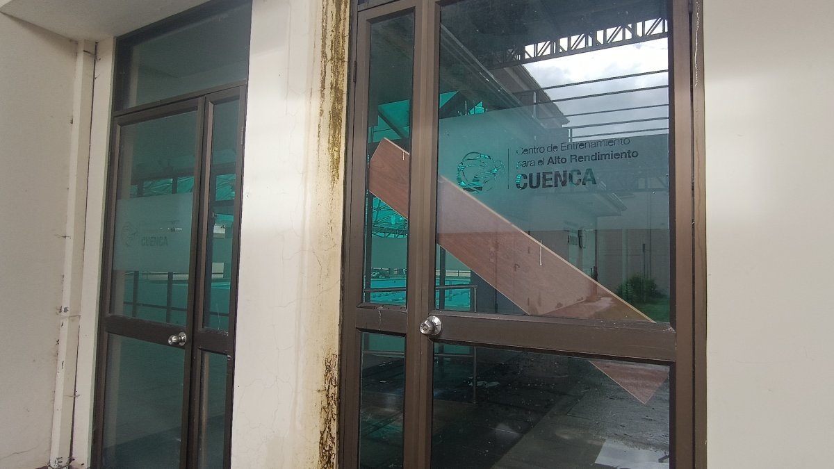 Así lucen la mayoría de puertas de vidrio del centro, con moho y pedazos de madera atravesados.