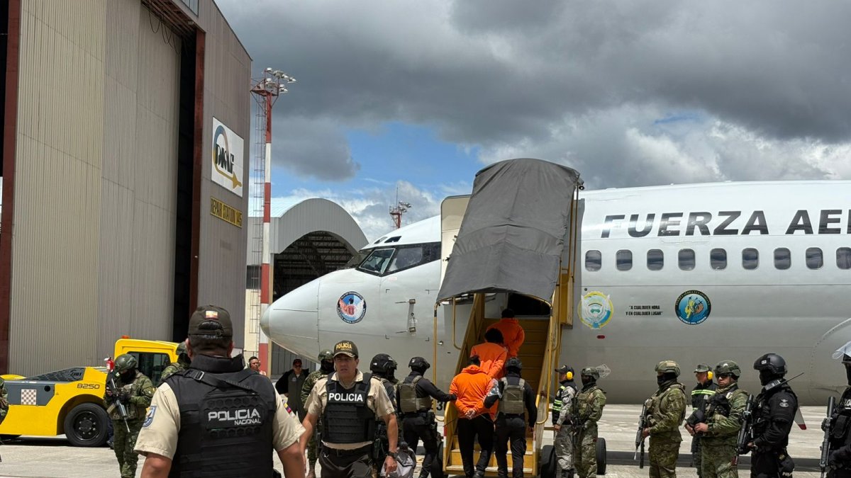 Con un amplio operativo de seguridad fueron trasladados los 16 presos hasta la cárcel del Encuentro.