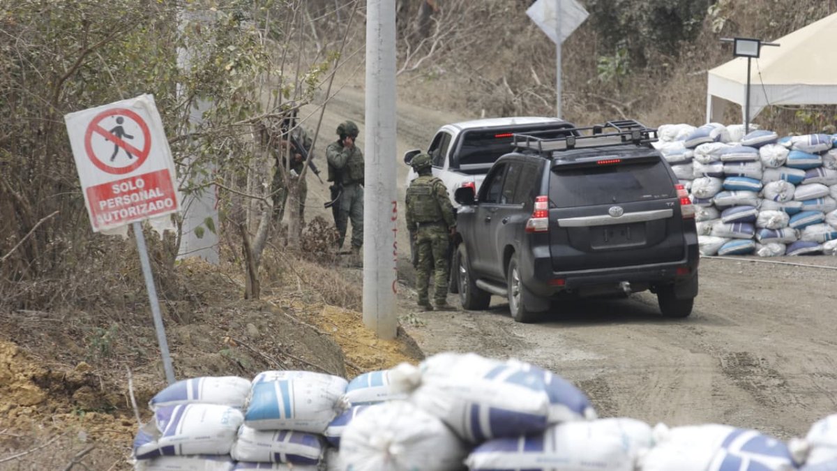 Militares resguardan los alrededores de la cárcel El Encuentro en Santa Elena, mientras continúan los traslados de presos catalogados de alta peligrosidad.