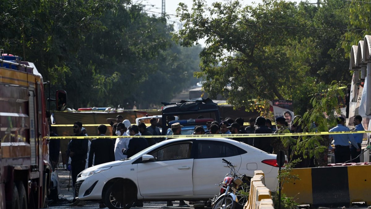 Agentes de seguridad paquistaníes inspeccionan la zona en que se produjo un atentado suicida frente al complejo judicial en Islamabad el 11 de november 2025.