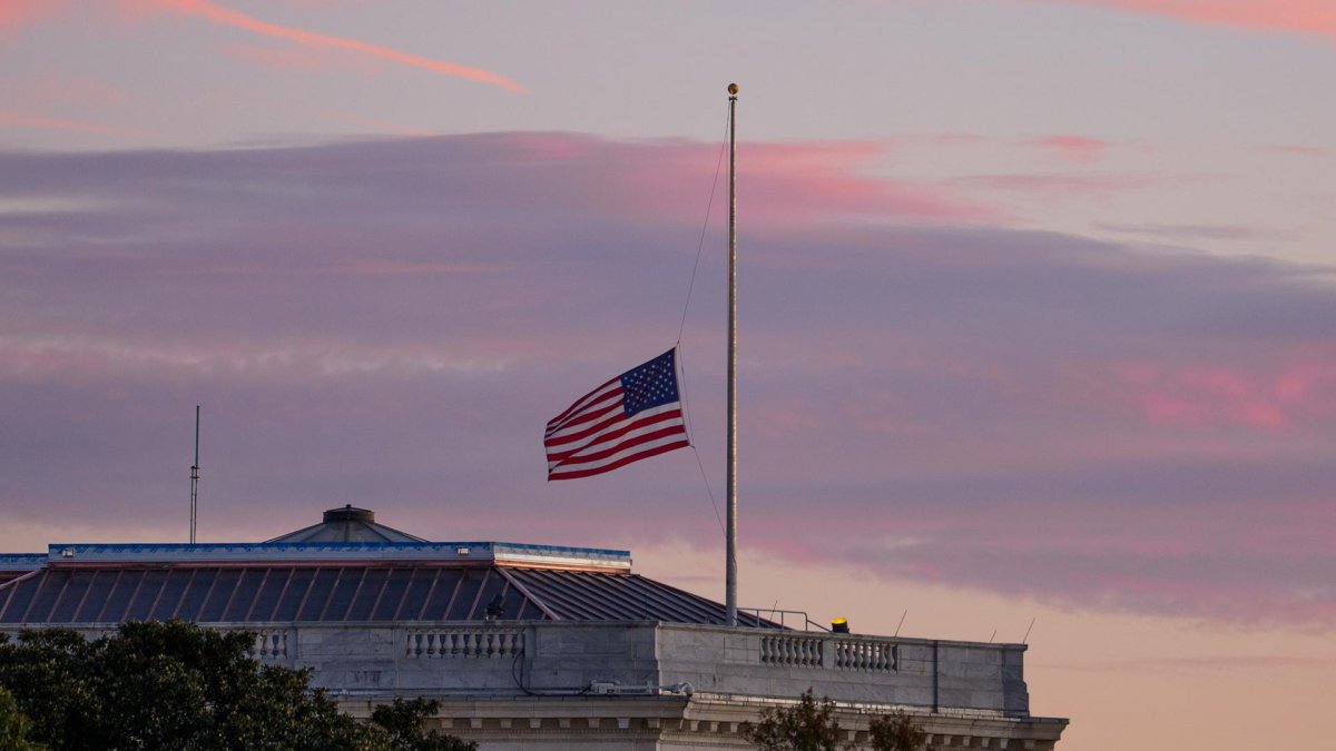 Banderas estadounidenses en las oficinas de la Cámara de Representantes y del Senado en Washington D. C.,EEUU, el 4 de noviembre de 2025.
