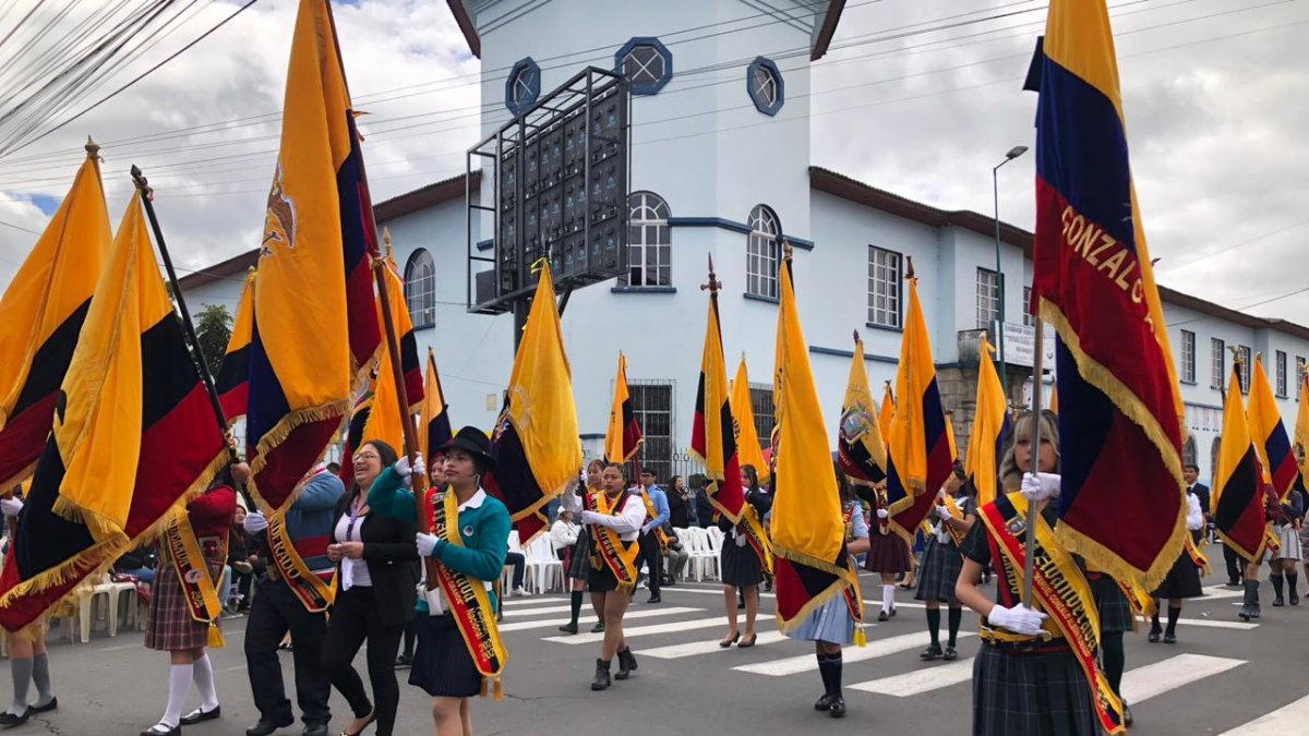 Instituciones educativas rindieron homenaje a Latacunga por sus 205 años de independencia.