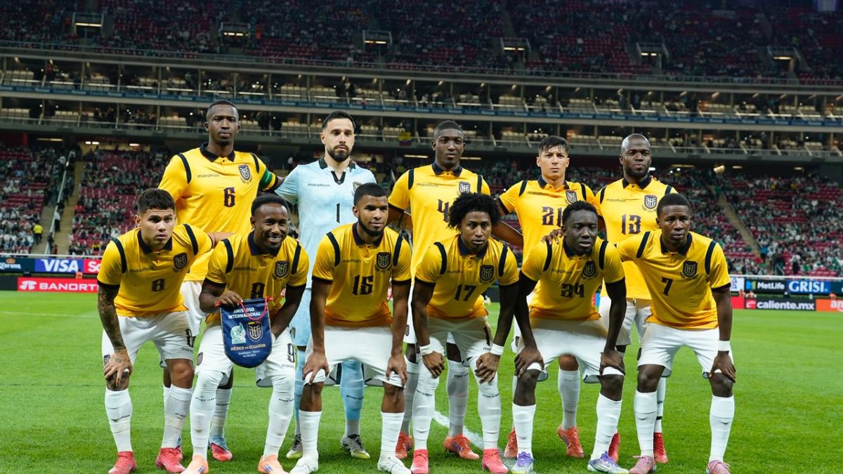 La selección ecuatoriana de fútbol se forma previo a un partido amistoso ante México, disputado el 14 de octubre de 2025.