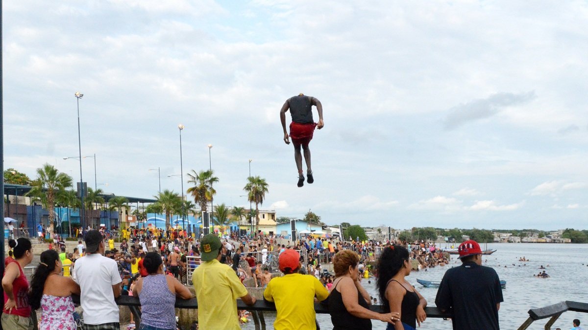 En la Playita del Guasmo, en el sur de Guayaquil, un joven se lanzaba desde una rampa.