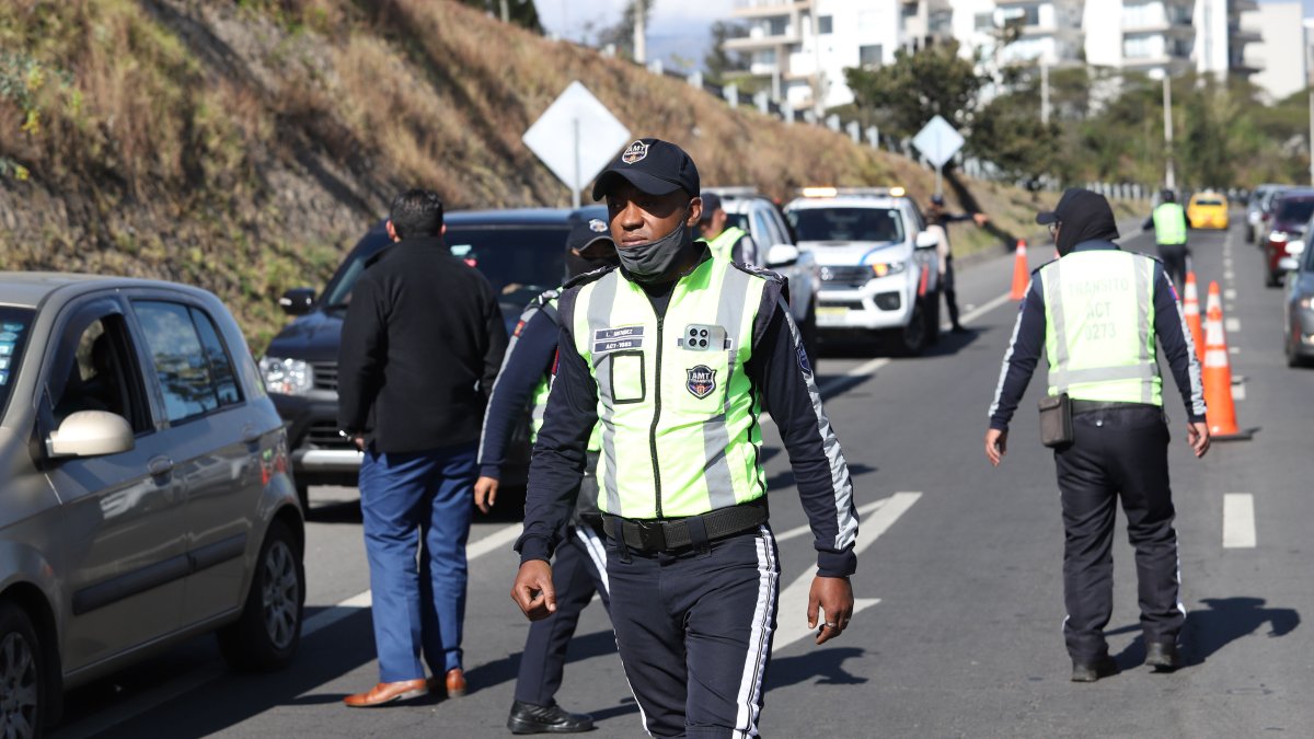 AMT inicia controles aleatorios en la Simón Bolívar y Ruta Viva para reducir accidentes en Quito.
