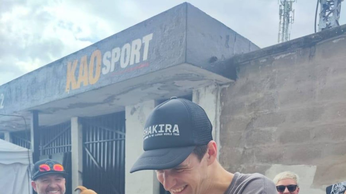 'Quito' ahora forma parte del equipo que acompaña en la Shakira.