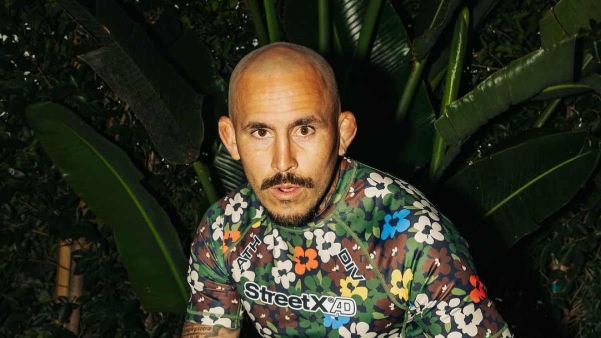 Chito Vera vistiendo 'merch' de su nueva colaboración con StreetXAD.