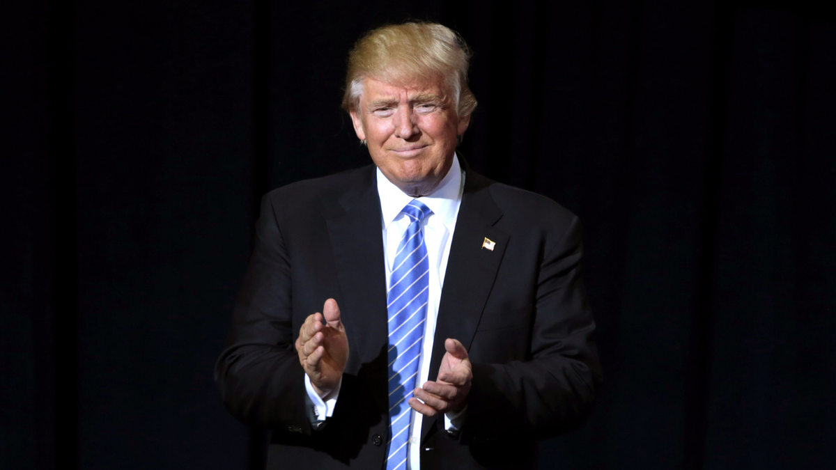 Donald Trump hablando ante sus simpatizantes durante un discurso sobre política migratoria en el Centro de Convenciones de Phoenix, en Arizona.
