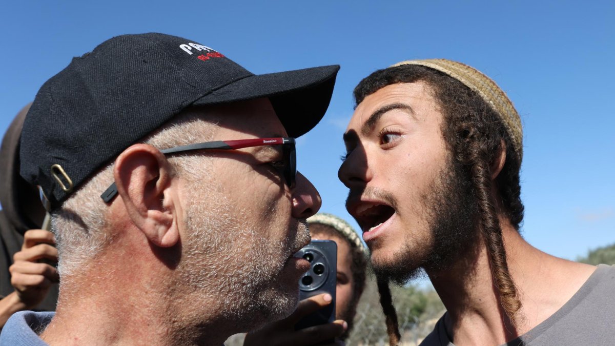 Colonos israelíes enfrentan a agricultores palestinos y activistas internacionales que recolectan aceitunas en una granja en Cisjordania, el 29 de octubre de 2025.