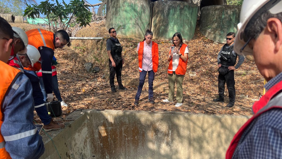 La ministra durante su visita a La Toma.