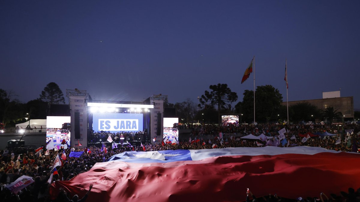 La candidata a la Presidencia de Chile, Jeannette Jara, participa durante un evento de cierre de campaña este martes, en Santiago (Chile).