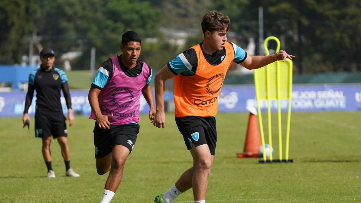 Selección de Guatemala durante un entrenamiento de fútbol.