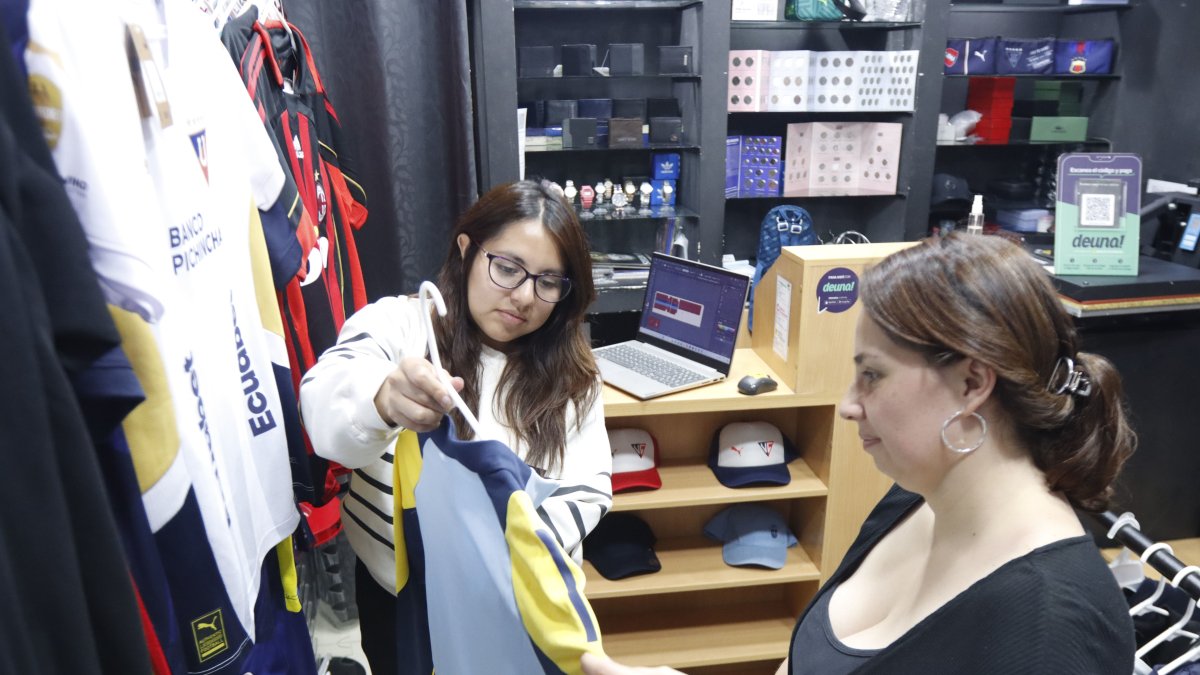 Subsistencia. Daniela es arquitecta, pero lleva seis meses trabajando en una tienda de ropa.